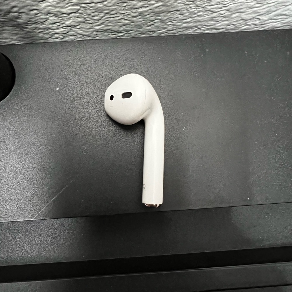 Right apple airpod